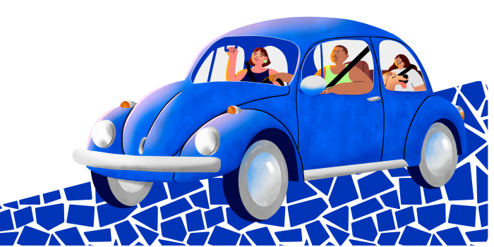 Ilustração colorida de um Fusca azul, com uma família dentro. A família é composta por 3 pessoas e além deles, um cachorro olha para a paisagem.