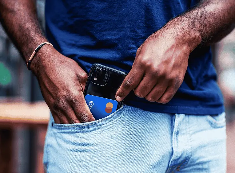 Homem tirando celular do bolso