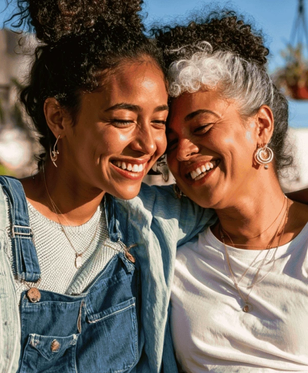 Duas mulheres sorrindo
