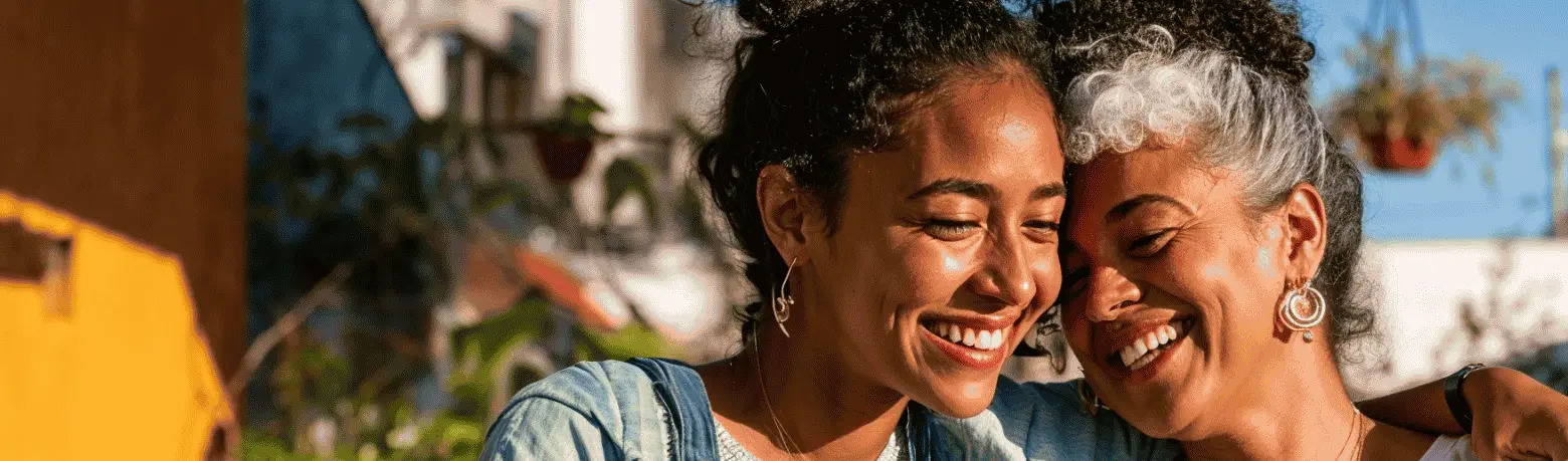 Duas mulheres sorrindo