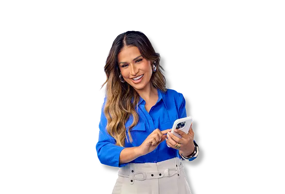 Cantora Simone segurando o celular